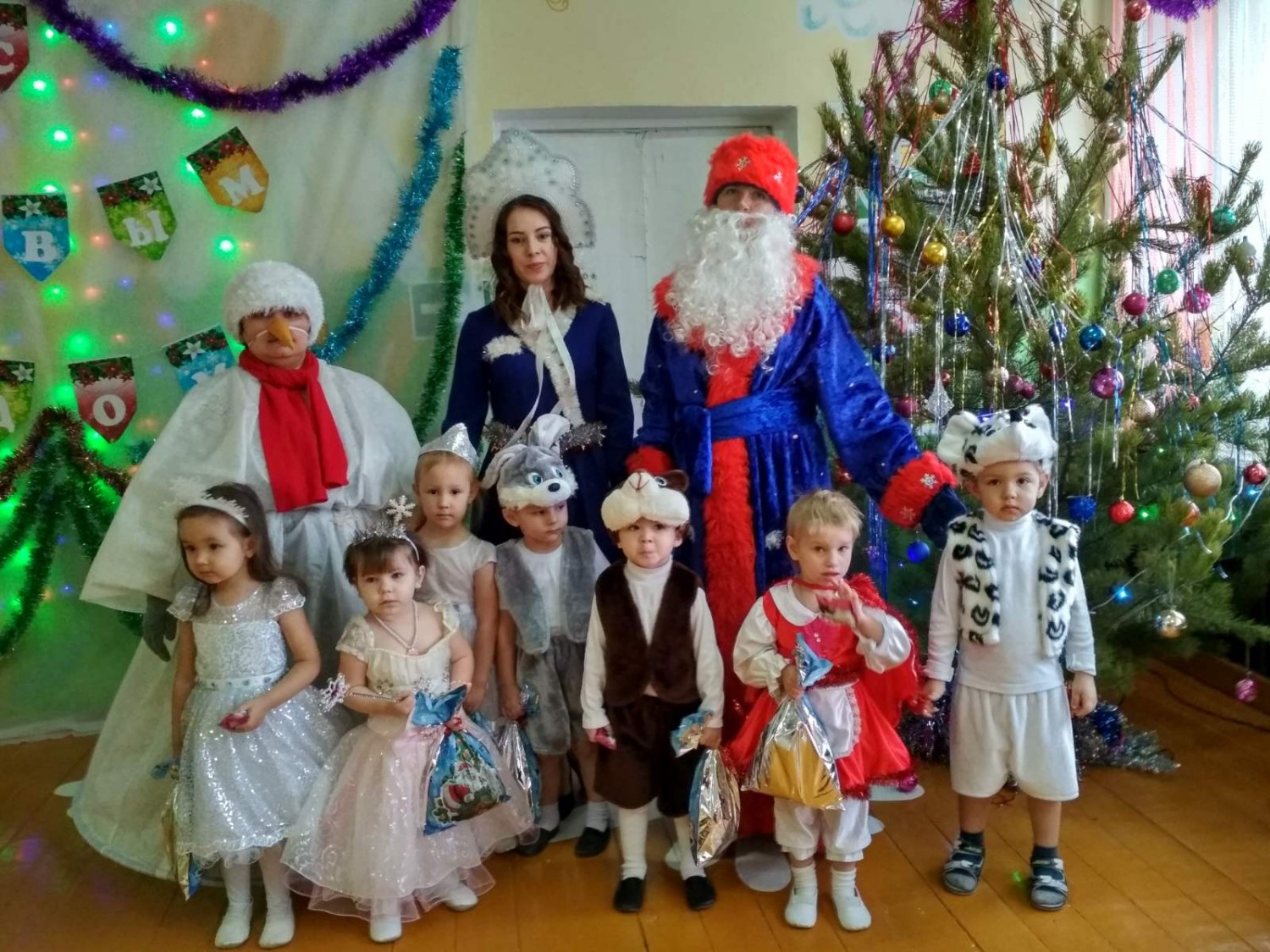 Сценарий новогоднего утренника в младшей группе. Новогодний утренник в младшей группе. Утренник в детском саду новый год младшая. Утренники в детском саду младшая группа к новому году. Утренник в младшей группе новый год.